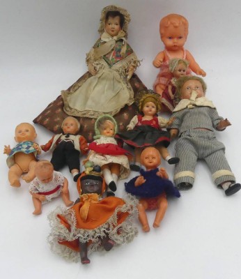 Auktion 363<br>11x div. kleine Püppchen, grossteils wohl Celluloid, H-max. 15 cm [1]