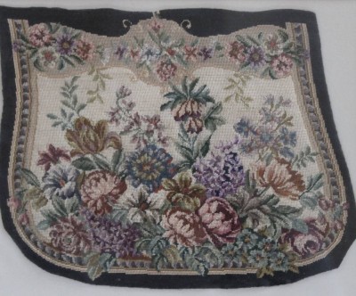 Auktion 363<br>Taschenfragment, Gobelinstickerei, älter, gerahmt/Glas, RG 34,5 x 37cm [1]