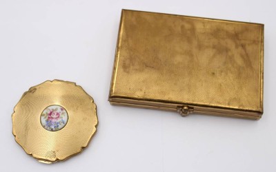 Auktion 363<br>2x div. Puderdosen, Messing, 1x mit Einteilung, um 1920 und 1950, gr. ca. 8,5 x 12,5cm [1]