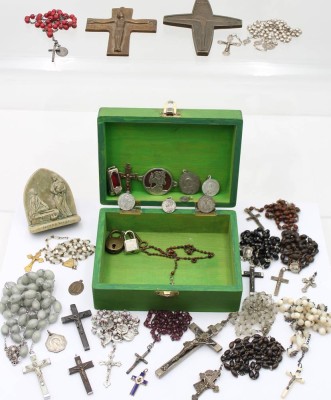 Auktion 363<br>christliche Konvolut, teilw. älter, Rosenkränze, Kreuze etc. [1]