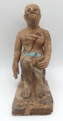 Auktion 363<br>Tonskulptur, sitzender Mann, dat. 1992, seitl bezeichnet Laat Mu Koken ?, H-24 cm [1]