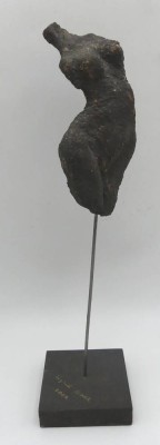 Auktion 363<br>weiblicher Torso, sign, Ingrid Wölk, 2002, Ton auf Holzständer, H-33 cm [1]