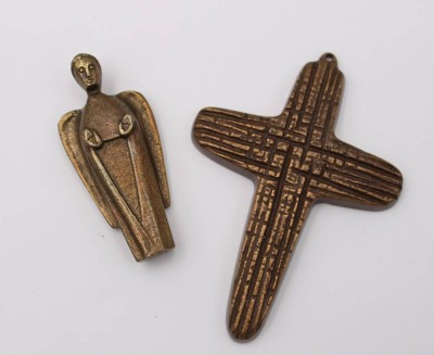 Auktion 363<br>Bronze-Engel und Kruzifix, wohl Taufbeigaben, ca. L-9,5cm [1]