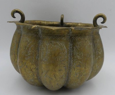Auktion 363<br>antike Blumenampel oder ähnliches, massives Messing reich verziert, 3 Haken, 19.Jhd.H-17 cm, D-22 cm [1]