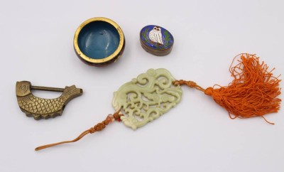 Auktion 363<br>kl. Konvolut Asiatika, Schloss, Cloissoné-Schale und Döschen sowie Anhänger [1]