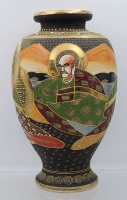 Auktion 363<br>Satsuma-Vase, Japan, umlaufend Personendarstellung, ca. H-32cm [1]