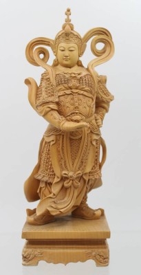 Auktion 363<br>Kriegerfigur, helles Holz, wohl 60/07er Jahre, Schwert fehlt, Gürteltuch verso geklebt, ca. H-28,5cm [1]