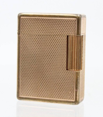 Auktion 363<br>Feuerzeug, St. Dupont, Paris, goldfarben, berieben, Gebrauchsspuren, ca. 4,5 x 3,5cm [1]