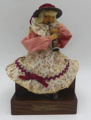Auktion 363<br>Spieluhr, Mädchen mit Klarinette, Werk läuft, H-18 cm [1]