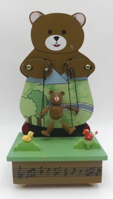 Auktion 363<br>Spieluhr, Teddy mit Marionette, H-24 cm, Werk läuft [1]