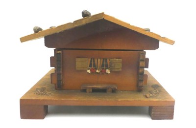 Auktion 363<br>kl-Schwarzwald-Häuschen mit Spieluhr, Werk läuft, H-8 cm, B-11 cm [1]