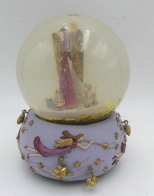 Auktion 363<br>Spieluhr mit Schneegestöber. Werk läuft, H-15 cm [1]