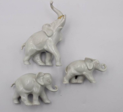 Auktion 363<br>3x kl. Elefanten, Sitzendorf, Weißporzellan, 1x Rüssel geklebt, ca. H-9,5cm [1]