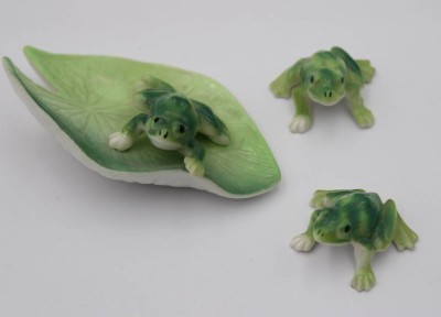 Auktion 363<br>kl. Gruppe Frösche, ungemarkt, bemalt, ca. H-2,5cm Blatt ca. 4,5 x 7cm [1]