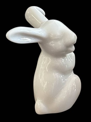 Auktion 363<br>kl. lachender Porzellanhase 