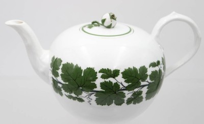 Auktion 363<br>Eine Teekanne von Meissen mit ,, Weinlaub'' Dekor . [1]