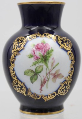 Auktion 363<br>Kleine Lindner Kobaltvase ,, Moosrose '' [1]