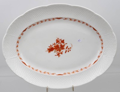 Auktion 368<br>ovale Platte, Meissen, Schwertermarke, ind. Blumen, 2 Schleifstriche, ca. 35,5 x 27cm [1]