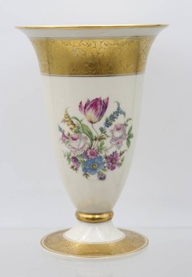 Auktion 363<br>Vase auf Stand, Rosenthal, älter, Blumen und Golddekor, H-23,5cm [1]