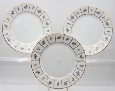 Auktion 363<br>3 Speiseteller, Fürstenberg, Greque, Mille Fleur, ca. D-24cm [1]