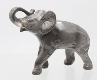 Auktion 363<br>Elefant mit erhobenem Rüssel, ungemarkt, Unterglasurfarben, ca. H-13cm [1]