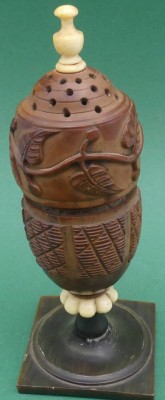 Auktion 363<br>Pomander oder gr. Streuer?? Coquilla Nuss, handbeschnitzt,, Hornstand, H-16 cm, Gewinde im Oberteil beschädigt, aber verschliessbar [1]