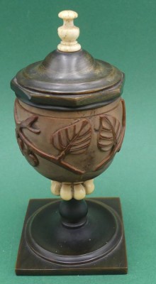 Auktion 363<br>kl. Deckeldose aus  beschnitzter Coquilla-Nuss mit Horn Stand und Deckel, 19.Jhd., H-12 cm [1]
