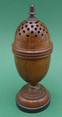 Auktion 363<br>Pomander oder gr. Streuer??, poliertes Holz gedrechselt, Standplatte aus Horn, H-13 cm [1]
