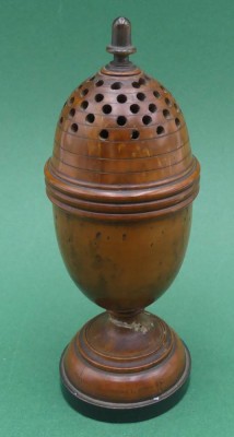 Auktion 372<br>Pomander oder gr. Streuer??, poliertes Holz gedrechselt, Standplatte aus Horn, H-13 cm [1]