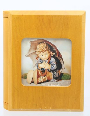 Auktion 363<br>Ein Hartholz- Fotoalbum von Hummel mit ca. 50 Seiten . [1]