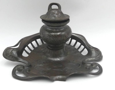 Auktion 363<br>Jugendstil-Tintenfasshalter aus Zinn, ohne Fass, ca. 16x20 cm [1]