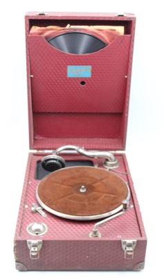 Auktion 363<br>Koffergrammophon, Coway No. 1, Altersspuren, Teller dreht, Tonarm fest ?, ca. H-16cm B-30,5cm T-41,5cm, anbei 7 Platten [1]