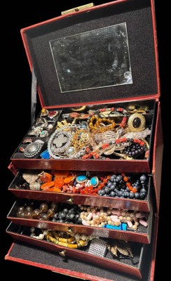 Auktion 363<br>alter Schmuckkoffer voller Modeschmuck, H-13 cm, 25x15 cm [1]