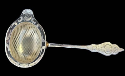 Auktion 363<br>gr. Teesieb, Ostfriesenmuster, versilbert, gut erhalten [1]