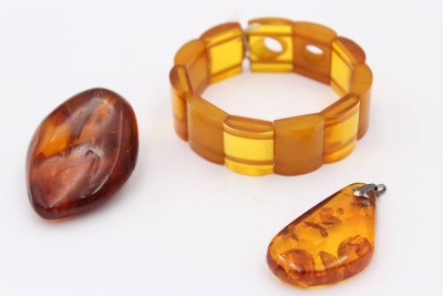 Auktion 363<br>Bernsteinstück, Anhänger m. Silbermontur sowie Armband wohl Bakelit, ohne Armband ca. 22gr. [1]