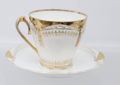 Auktion 363<br>Tasse mit U.T., um 1900, Goldzier, ca. H-7cm [1]