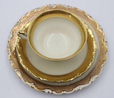Auktion 363<br>Sammelgedeck, Al-Ka, Goldzier,  Tassen ca. H-5,7cm, Kuchenteller berieben [1]