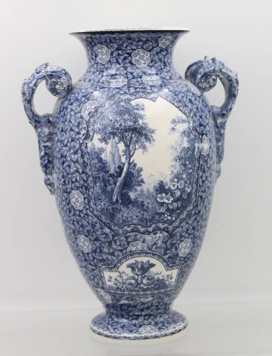 Auktion 363<br>hohe Vase um 1900, Landschaftsdekor, wohl Villeroy & Boch, 1x an Griff min. bestossen, ca. H-30,5cm [1]