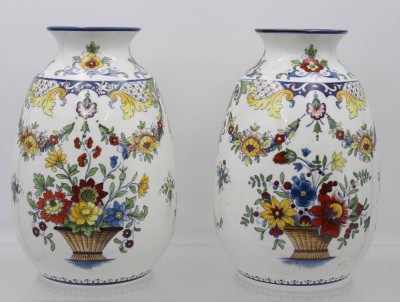 Auktion 363<br>Paar Vasen um 1900, gemarkt ?, Florale Dekore, H-21,5cm [1]
