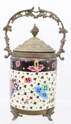 Auktion 363<br>Kekseimer, 19. Jhd., Milchglas floral bemalt, Messingmontur lose, ca. H-27,5cm D-12cm [1]
