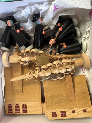 Auktion 363<br>6x Kurrende Sänger, 2 Häuser, 1 Kirchen und 2 gr. Bäume, Figuren H-8 cm [1]