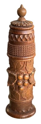 Auktion 363<br>beschnitzte Holzdose für Nähzeug, 19.Jhd., H-11,5 cm, ein Altriss im Deckel [1]