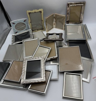 Auktion 363<br>24x div. Tisch-Fotorahmen etc, hpts. plated, 1x Porzellan, 1x emailliert, div. Grössen [1]