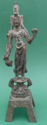 Auktion 363<br>Bronze Figur einer Chinesin auf Sockel, patiniert, H-20 cm [1]