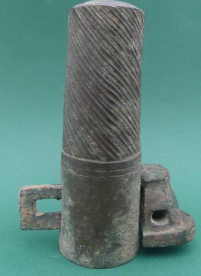 Auktion 372<br>wohl antike Radnabe aus Bronze, ca. 3000 Jahre alt? (lt. Einlieferer) eines chines. Streitwagens? L-ca. 16 cm, D-5,7 cm, 2 tg. [1]