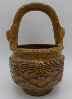 Auktion 363<br>Henkelkorb, florales Dekor, seitlich am Henkel Frösche,  H-25 cm [1]