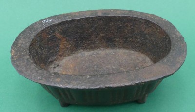 Auktion 363<br>ovaler antiker kl. Eisentiegel auf vier Füsschen, Zweck/Alter? [1]