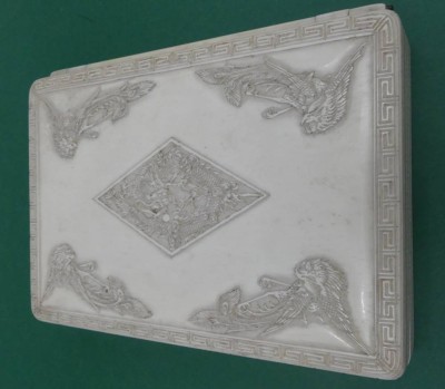 Auktion 363<br>Zigarettendose aus Bakelit, wohl China, 9x12 cm [1]