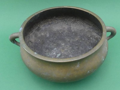 Auktion 363<br>Weihrauchbrenner aus Bronze - China, Qing-Zeit,  runde Form  , seitliche Schlaufenhenkel, Bronze, apokryphe Sechszeichen-Xuande-Marke auf Boden, Breite mit Henkel ca. 20 cm, H.ca. 7,5 cm, Gewicht ca. 964gr. [1]