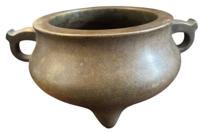 Auktion 363<br>Bronze Weihrauchbrenner, in Boden grosse Marke, wohl China`, H-8,5 cm, B-18 cm, 1653 gr. [1]